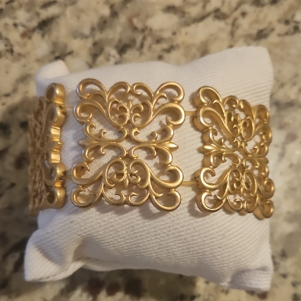 Elegant Gold Filigree Cuff Bracelet - Picture 2 of 2